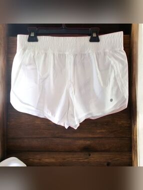 Apana Women’s White Mesh Trim Athletic Shorts Size M New Without Tags